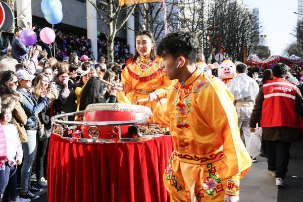 2月17日，巴黎13区中国新年彩妆大游行登场。