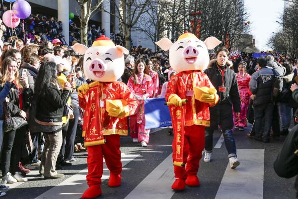 2月17日，巴黎13区中国新年彩妆大游行登场。