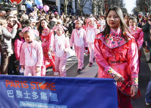 2月17日，巴黎13区中国新年彩妆大游行登场。