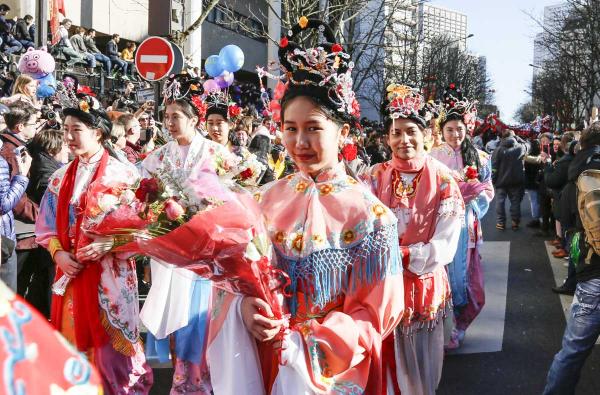 2月17日，巴黎13区中国新年彩妆大游行登场。