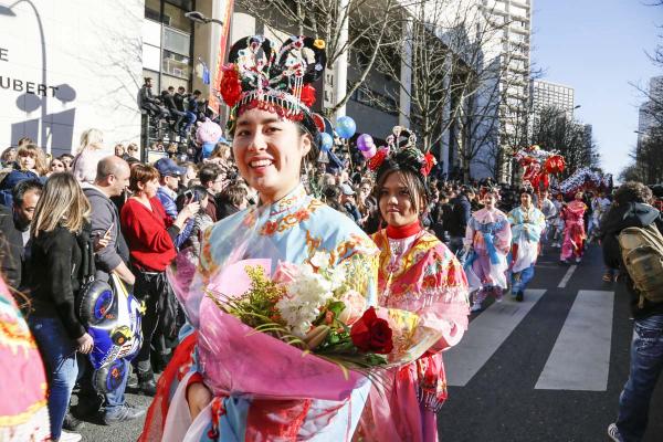 2月17日，巴黎13区中国新年彩妆大游行登场。