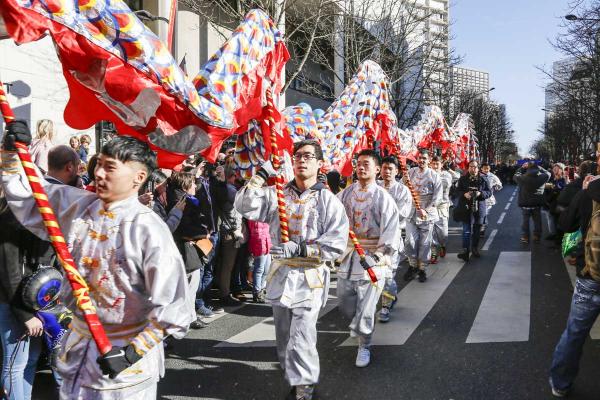 2月17日，巴黎13区中国新年彩妆大游行登场。