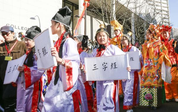 2月17日，巴黎13区中国新年彩妆大游行登场。