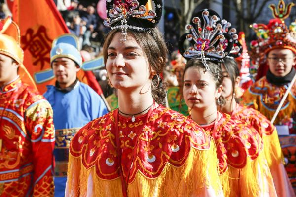 2月17日，巴黎13区中国新年彩妆大游行登场。