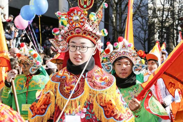 2月17日，巴黎13区中国新年彩妆大游行登场。