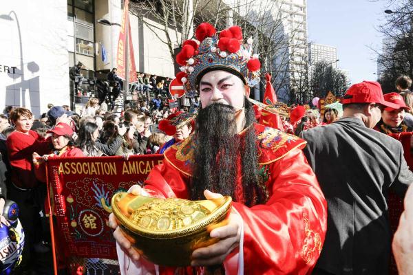 2月17日，巴黎13区中国新年彩妆大游行登场。
