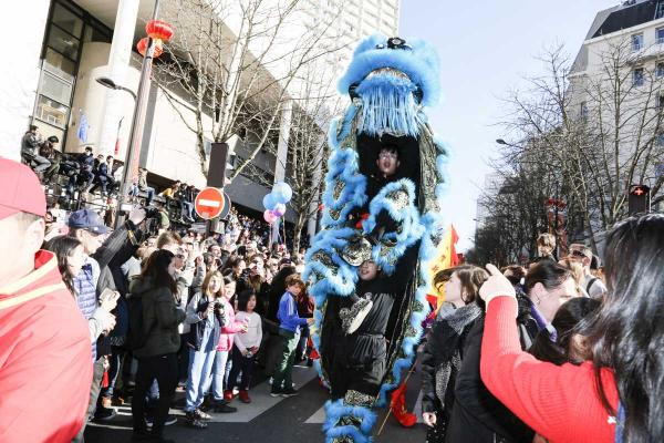 2月17日，巴黎13区中国新年彩妆大游行登场。