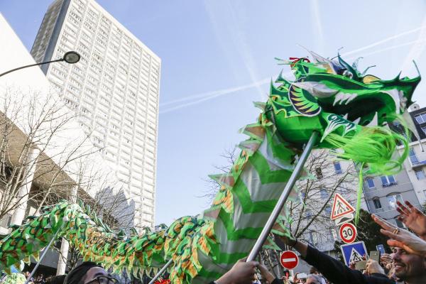 2月17日，巴黎13区中国新年彩妆大游行登场。
