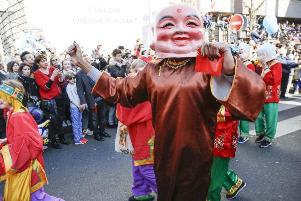 2月17日，巴黎13区中国新年彩妆大游行登场。