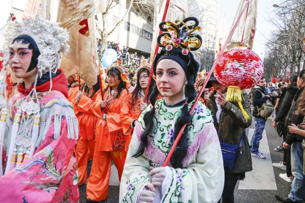 2月17日，巴黎13区中国新年彩妆大游行登场。