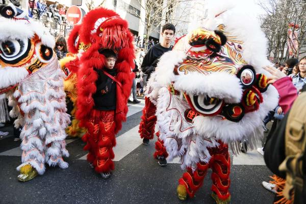 2月17日，巴黎13区中国新年彩妆大游行登场。