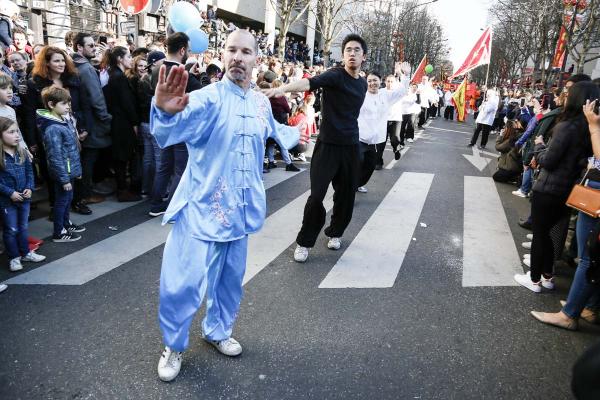 2月17日，巴黎13区中国新年彩妆大游行登场。