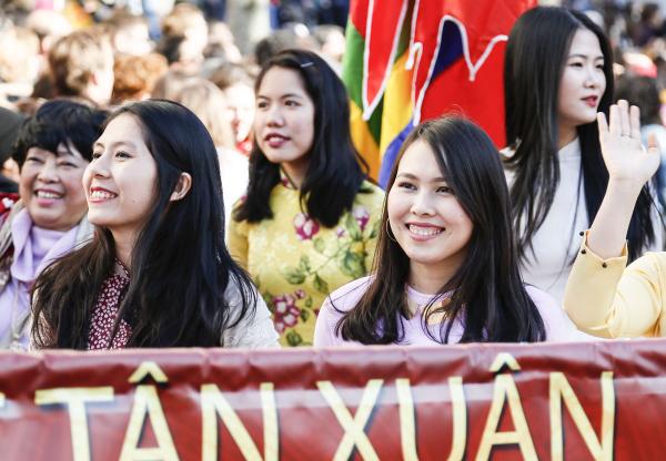2月17日，巴黎13区中国新年彩妆大游行登场。