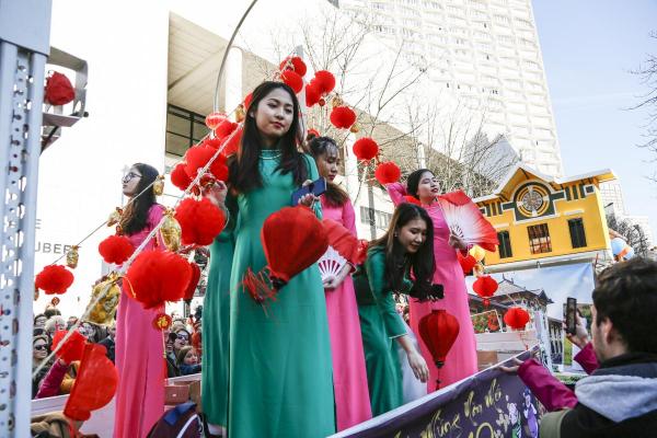 2月17日，巴黎13区中国新年彩妆大游行登场。