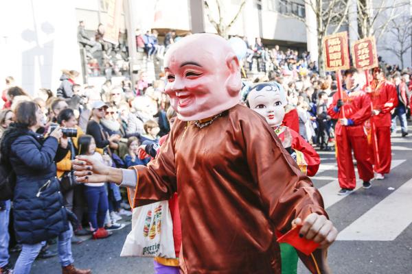 2月17日，巴黎13区中国新年彩妆大游行登场。