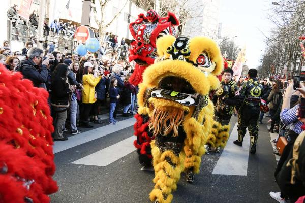 2月17日，巴黎13区中国新年彩妆大游行登场。