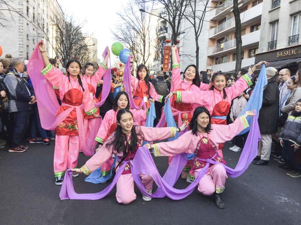 2月17日，巴黎13区中国新年彩妆大游行登场。