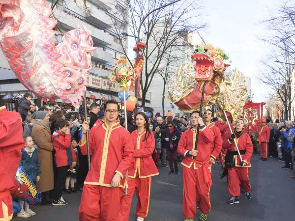 2月17日，巴黎13区中国新年彩妆大游行登场。