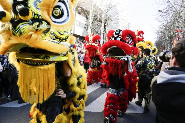 2月17日，巴黎13区中国新年彩妆大游行登场。