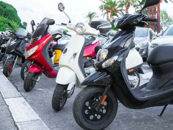 轻便摩托车cyclomoteur（123RF)