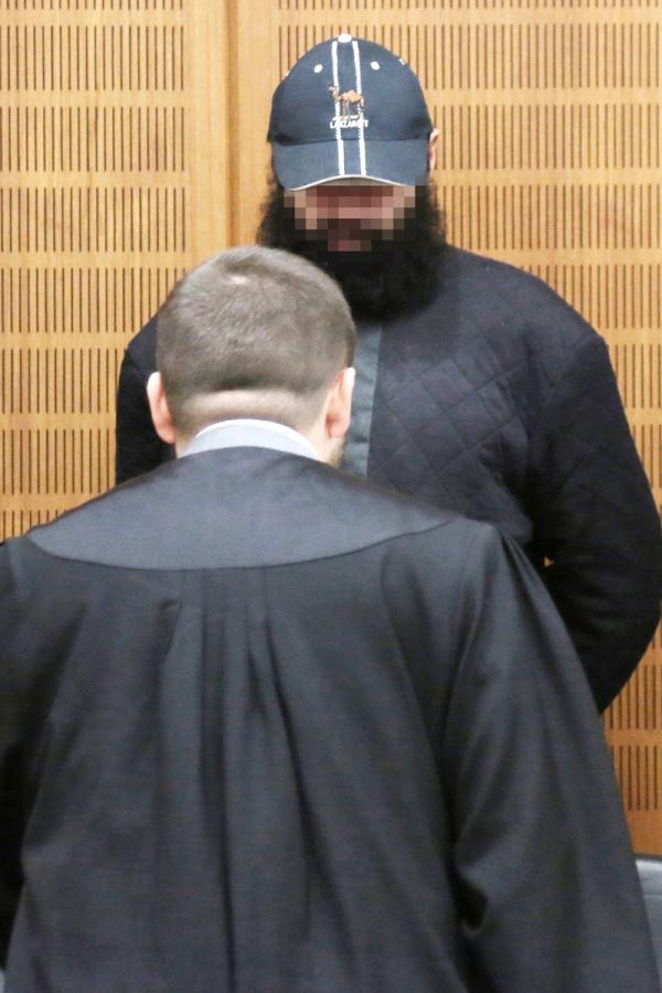 一位2015年被捕的伊斯兰危险分子和他的律师在法兰克福出庭。(Getty Images)