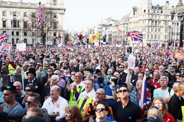 数以千计民众在本应是英国脱欧“独立日”的3月29日,群聚英国国会外。当天,英国国会第3次投票否决了特雷莎·梅的脱欧协议,英国确定5月22日无法脱欧。(Getty Images)