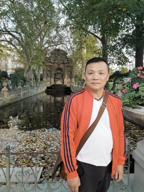 张健摄于法国巴黎卢森堡公园(图片来自张健推特)