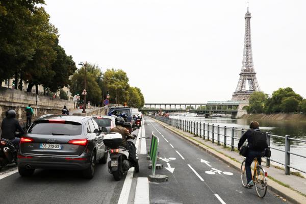 一位在塞纳河畔自行车道骑车的路人(AFP/Getty Images)