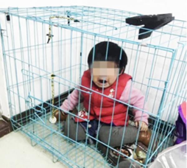 女童被关在笼子里。(视频截图)