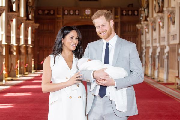 英国哈里王子和妻子梅根首度抱着儿子与公众见面。(Getty Images)