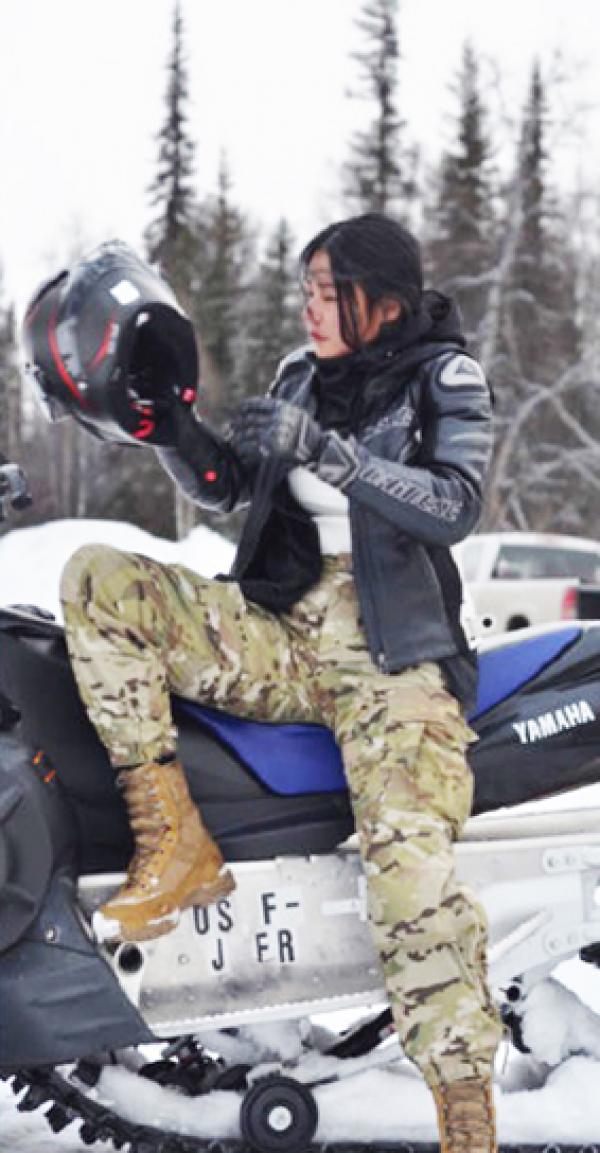 高天才骑摩托车。(视频截图)