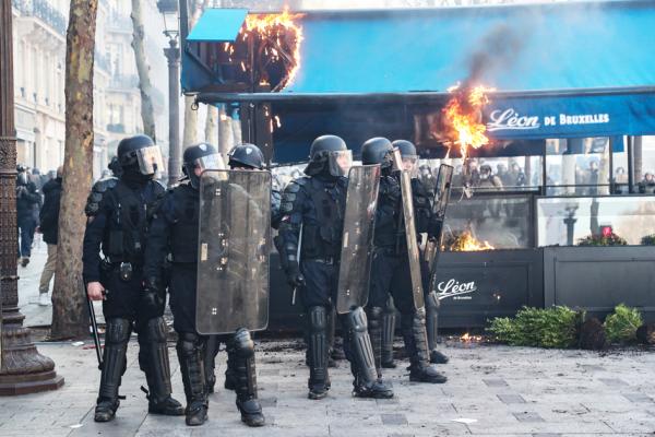3月16日,黄背心第18次游行时香榭丽舍大街上的警察。(AFP/Getty Images)