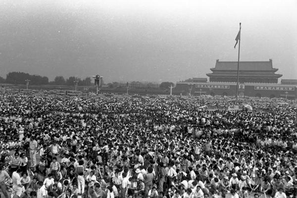 1989年5月,抗议活动持续进行,吸引了成千上万人,这是一些电视台报道画面。(刘建)