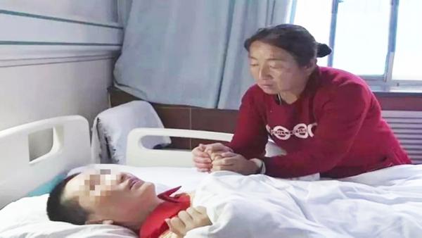 母亲衣不解带照顾儿子(视频截图)