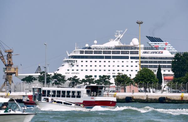 2019年6月8日，停靠在威尼斯港口的MSC“歌剧号”（Opera）邮轮。（AFP/Getty Images）