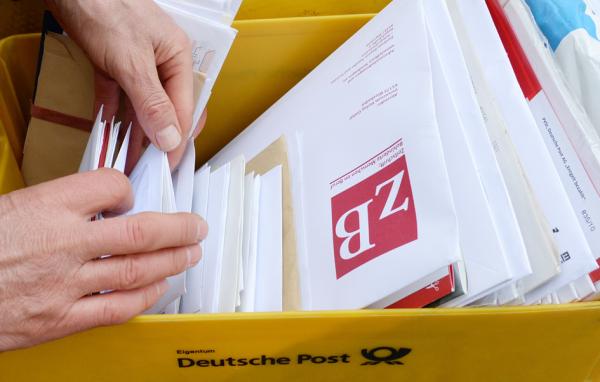 德国邮政员工在给信件分类。(AFP/Getty Images)