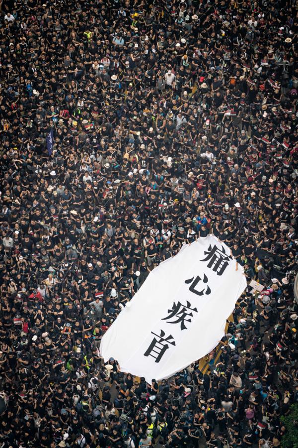 6月16日香港市民大游行场景,巨大的人流塞满了街道。(Getty Images)