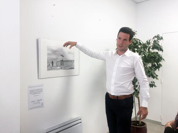 摄影师普鲁枚(Charles Plumey)在展会向人们介绍照片中在吉尔吉斯斯坦拍摄搭建蒙古包的过程。(摄影：林莲怡/看中国)