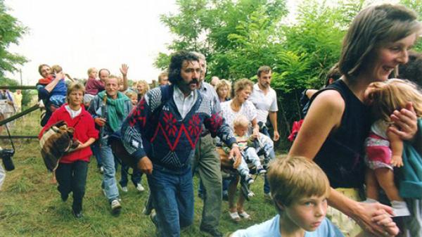 1989年,许多东德家庭带着孩子和行李匆匆越过匈牙利边境,奔向自由。