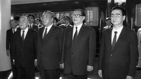 镇压“六四”的时候李鹏最积极,冲在前面。因此李鹏在“六四”之后得了三峡工程。江泽民当上总书记时,他知道当时邓小平就已经把三峡工程做为代价分给了李鹏。