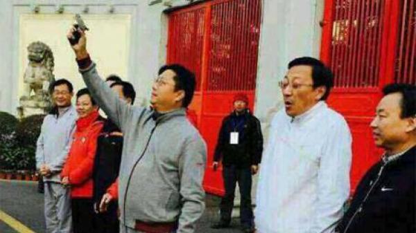 2015年1月1日,时任南京市委书记杨卫泽为长跑活动鸣枪,缪瑞林在一旁闭眼张嘴,耸着肩。