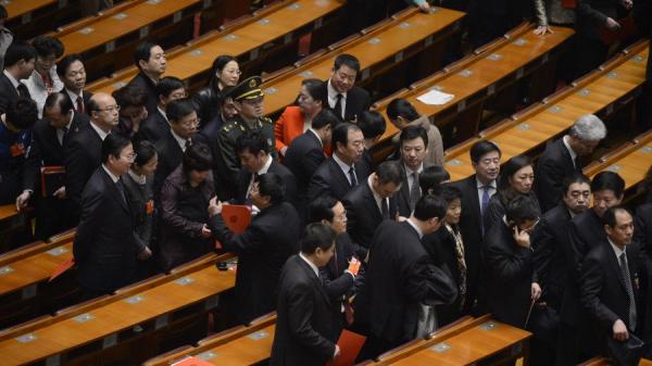 近年官员简历造假屡屡曝光,其中改年龄成为常见手法。