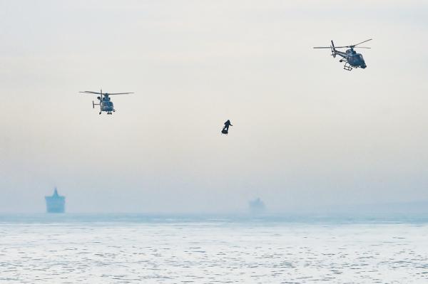 萨帕塔于8月4日成功驾空中飞行滑板横跨英吉利海峡。（AFP/Getty Images）