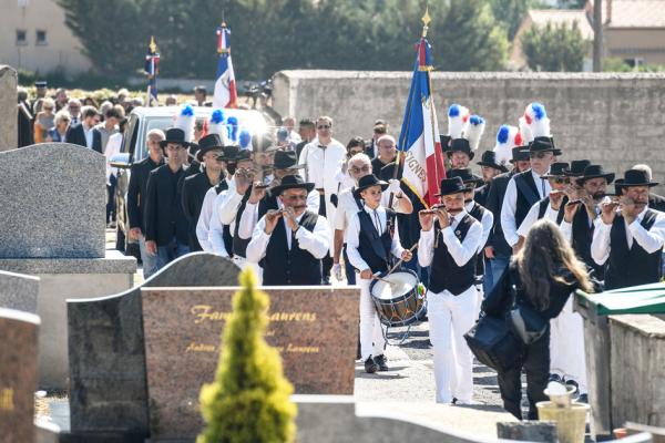 人们在希涅市市长米歇尔(Jean-Mathieu Michel)的葬礼上悼念。(AFP/Getty Images)