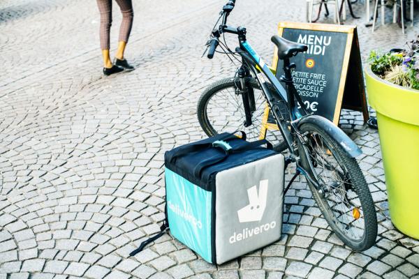 法国Deliveroo外卖平台送餐员在8月7日再度罢工抗议低工资。（123RF）