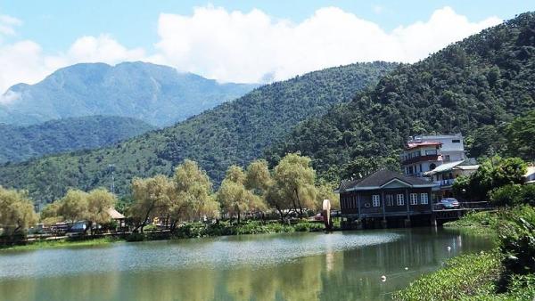 鲤鱼潭,位于台湾南投县埔里镇的一处湖面面积达二十甲的天然湖泊,分为南、北两潭。