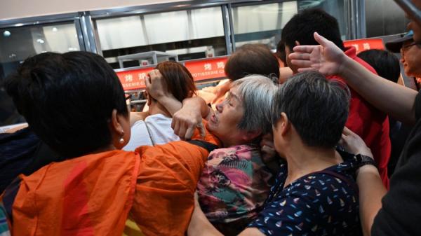 上海好市多开店烤鸡货架前市民疯狂抢购