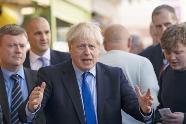 英国官方表示,首相约翰逊将与欧盟执行委员会主席容克会面,商讨在10月31日前脱欧的方案。图为英国首相鲍里斯•约翰逊9月13日访问唐卡斯特市场。(Getty Images)