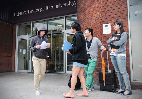 英国大学校门外的国际学生(AFP/GettyImages)