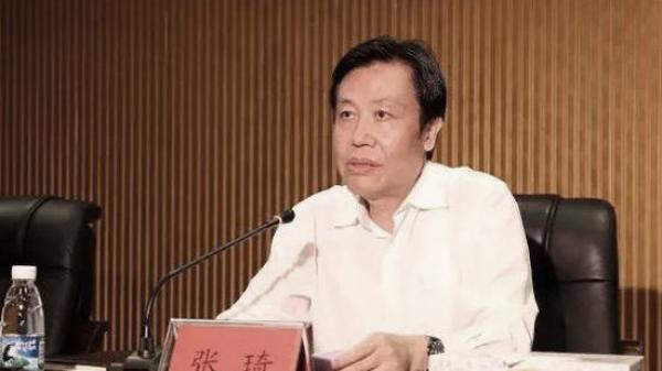 中共海口市委书记张琦9月6日被“秒杀”,落马当天还登上了当地官媒的头条新闻。